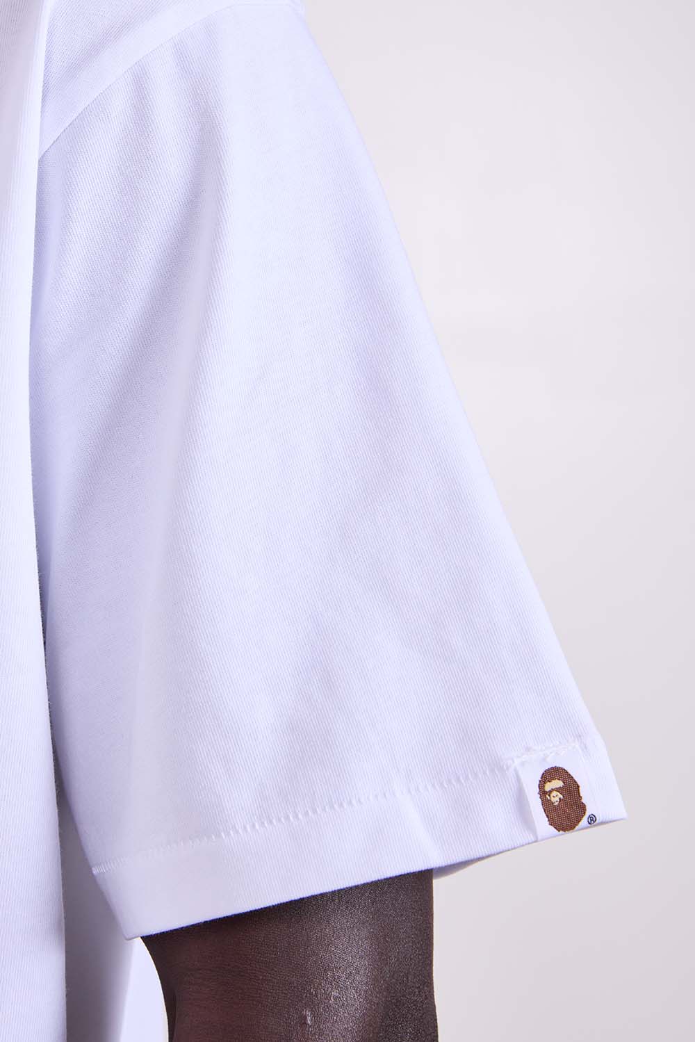 תמונת תקריב דוגמן של חולצת טי בגזרה משוחררת