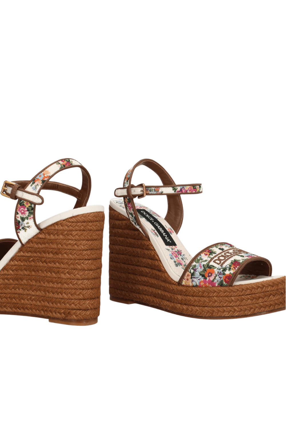 תמונת תקריב של סנדלי פלטפורמה פרחים