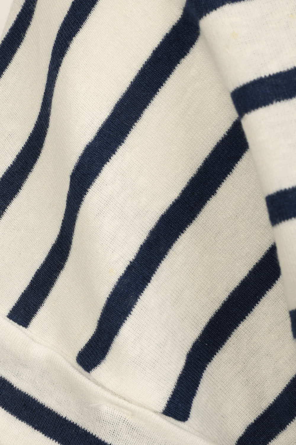 תמונה אחורית של T-Shirt in Blue and White