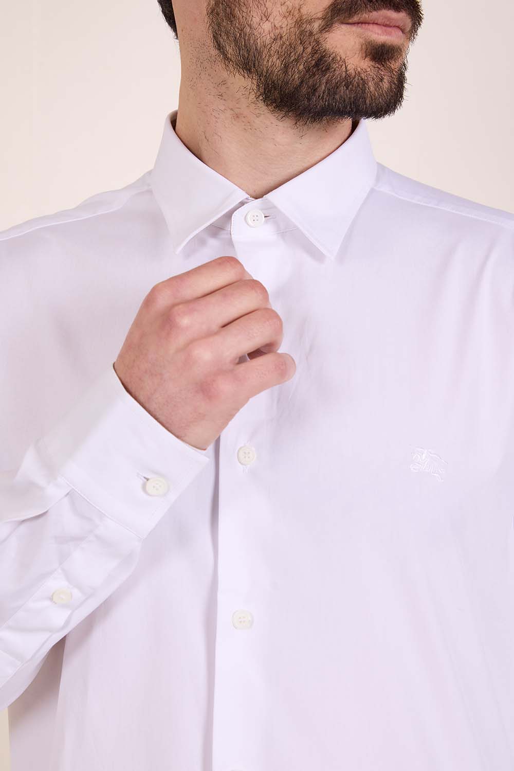 תמונת תקריב דוגמן של חולצה מכופתרת