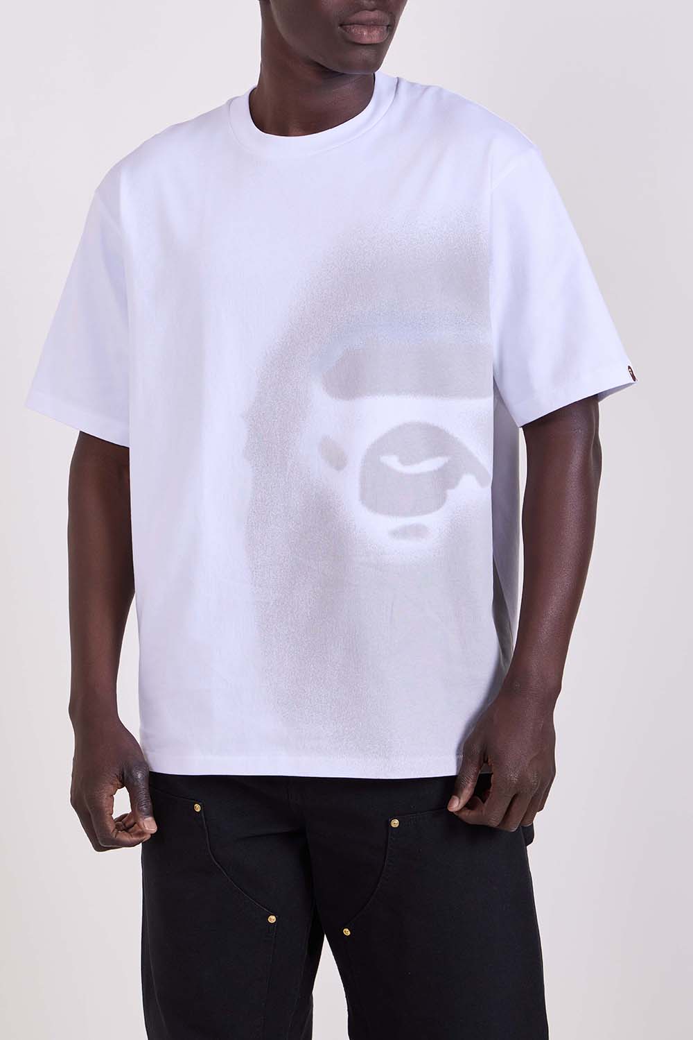 תמונת דוגמן קידמית של חולצת טי בגזרה משוחררת