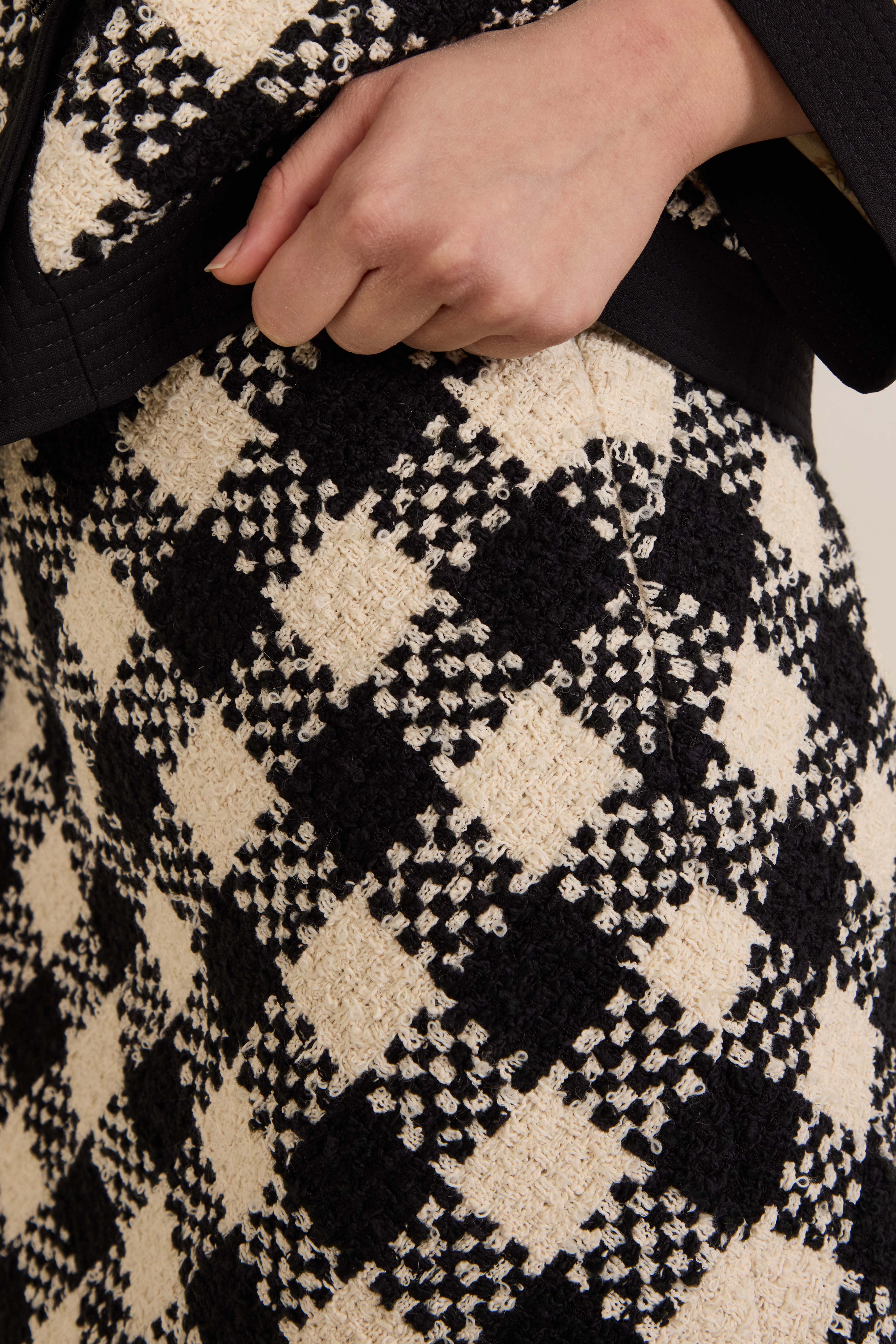 תמונת תקריב דוגמן של חצאית טוויד