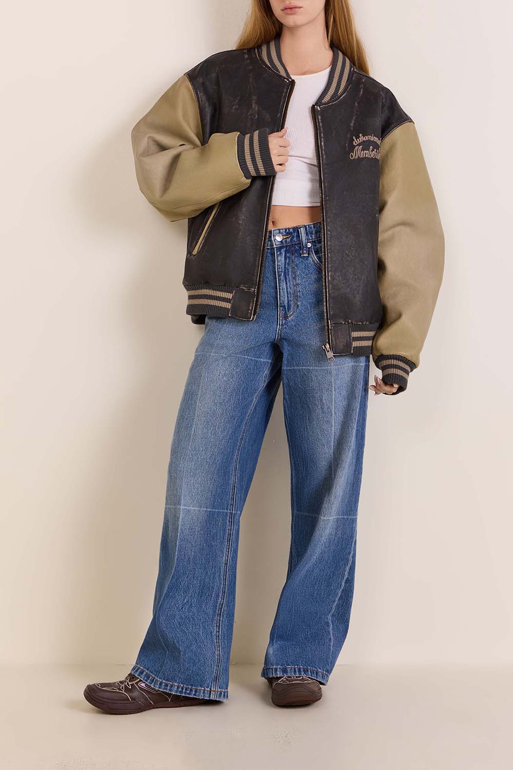 תמונת דוגמן קידמית של נעלי סניקרס המפטונס