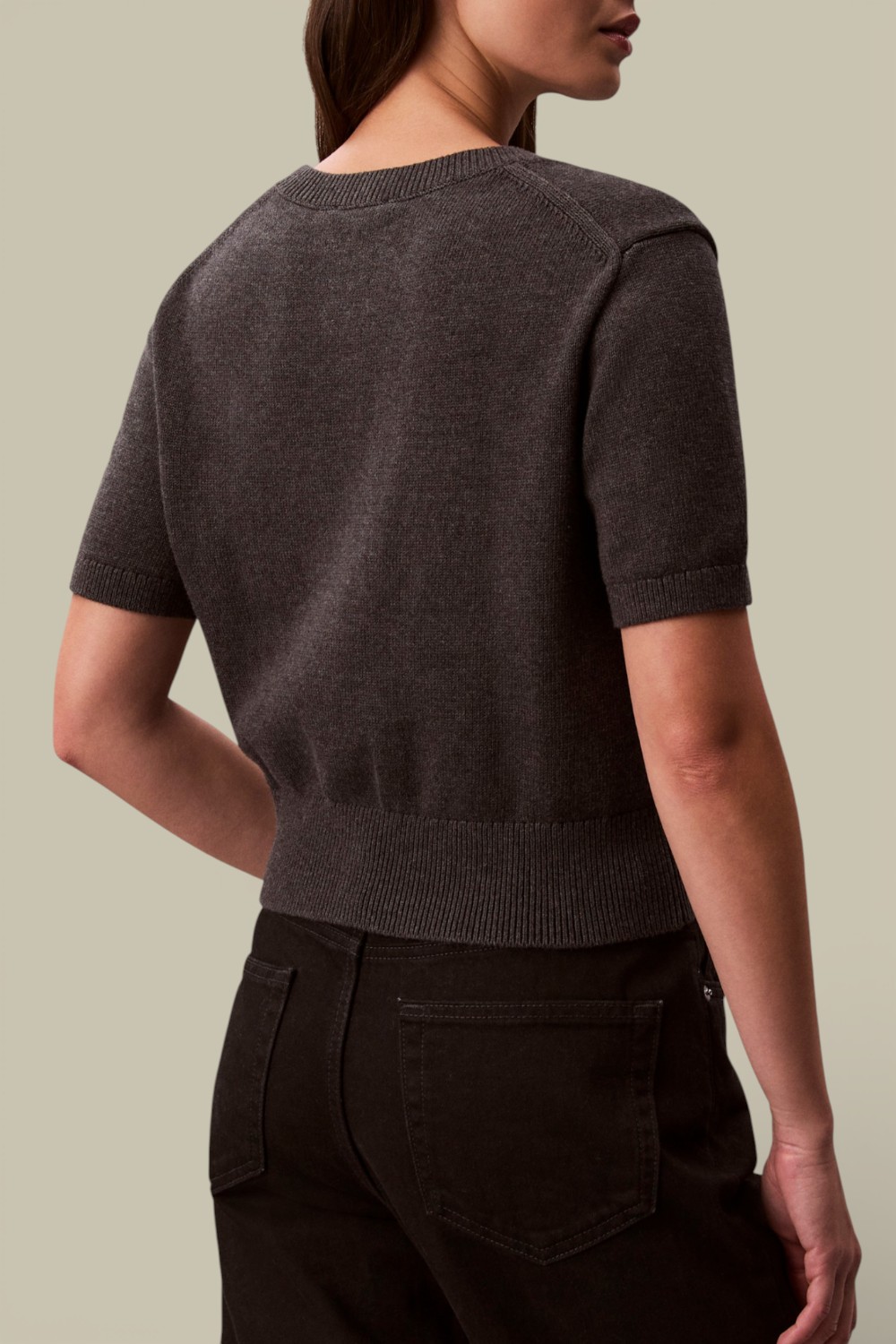 תמונת דוגמן אחורית של חולצת סריג