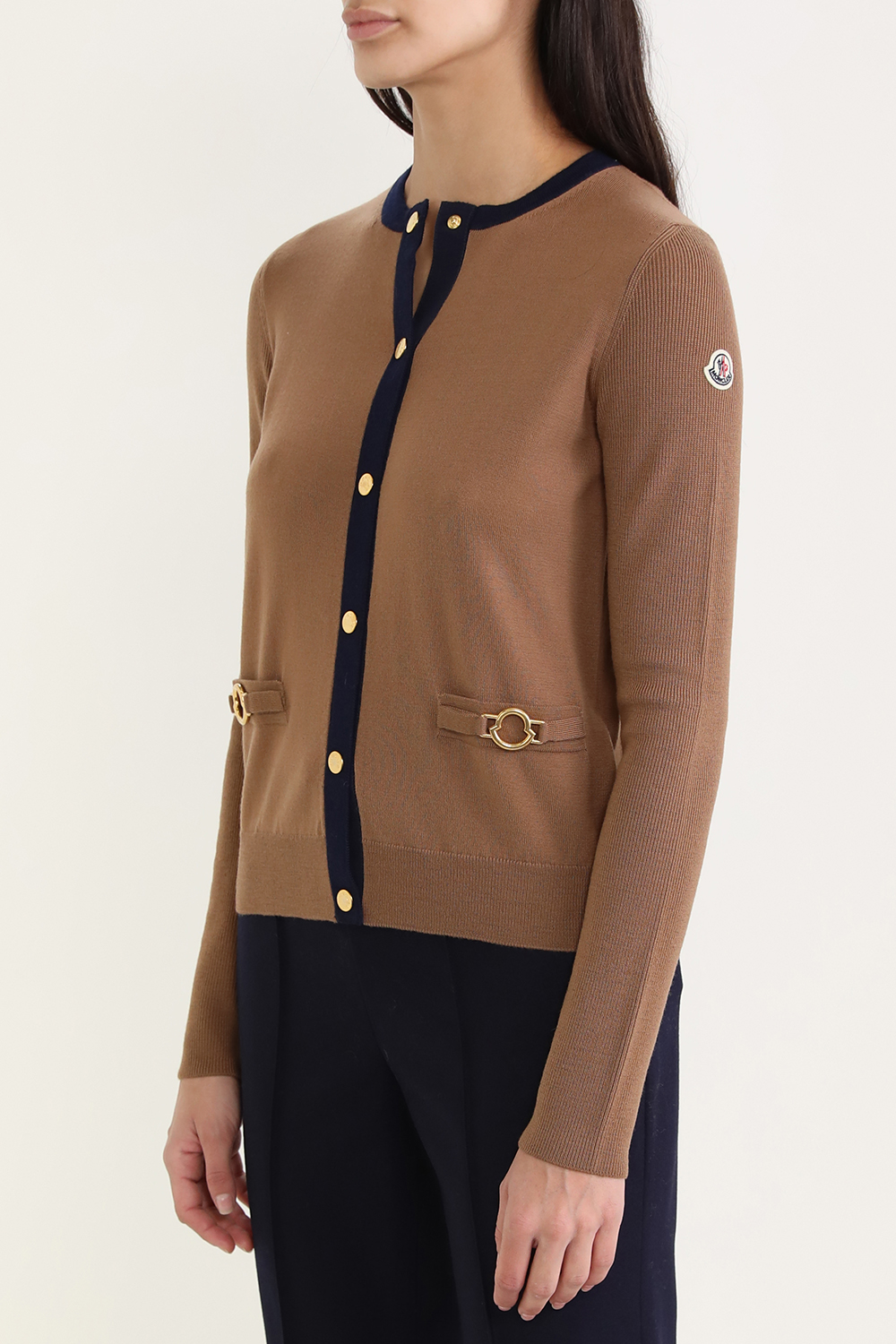 תמונת דוגמן קידמית של קרדיגן צמר קלאסי