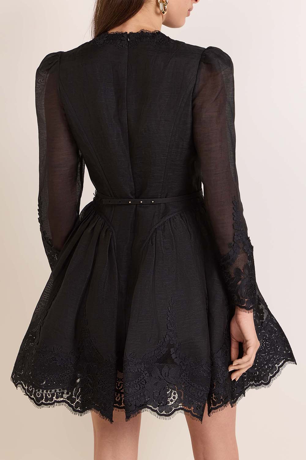 תמונת דוגמן אחורית של שמלת מיני