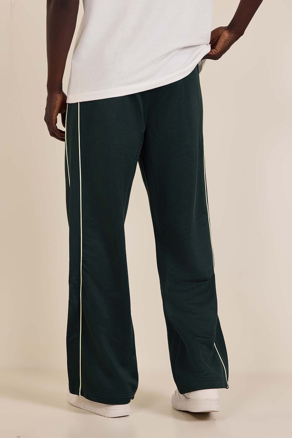 תמונת דוגמן אחורית של מכנסי ג'וג