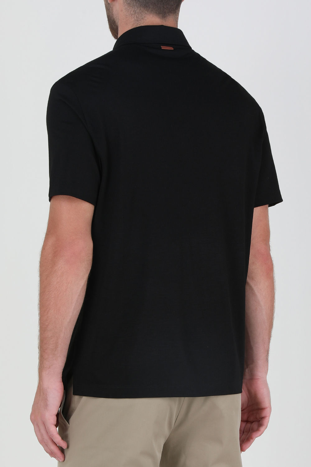 תמונת דוגמן אחורית של חולצת פולו קצרה מצמר