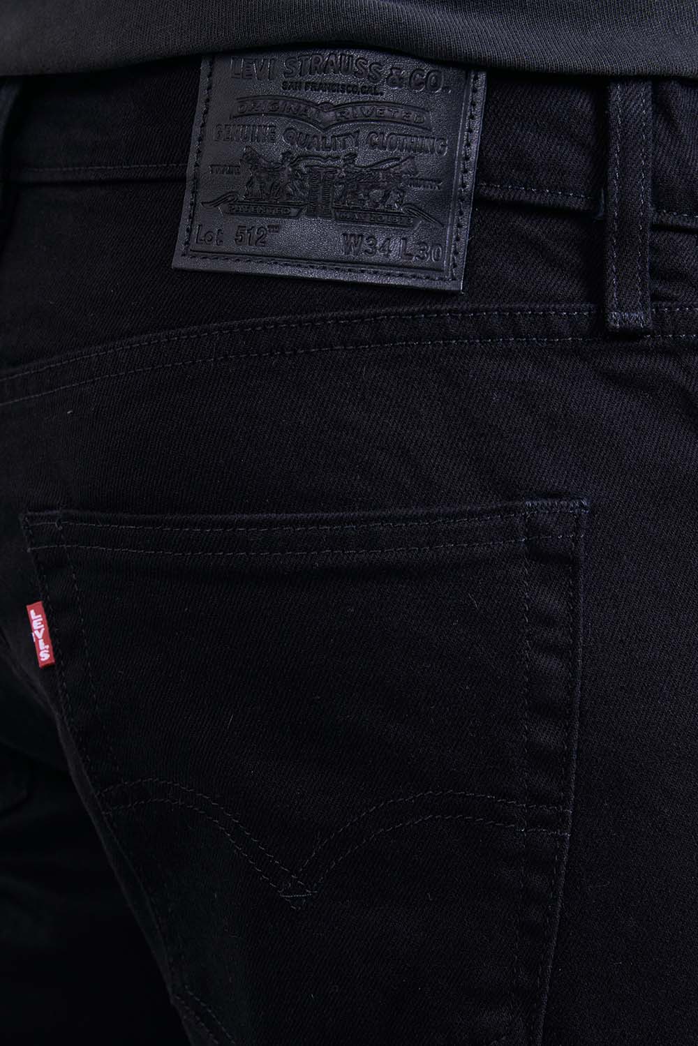 תמונת תקריב דוגמן של מכנסי ג'ינס סלים 512