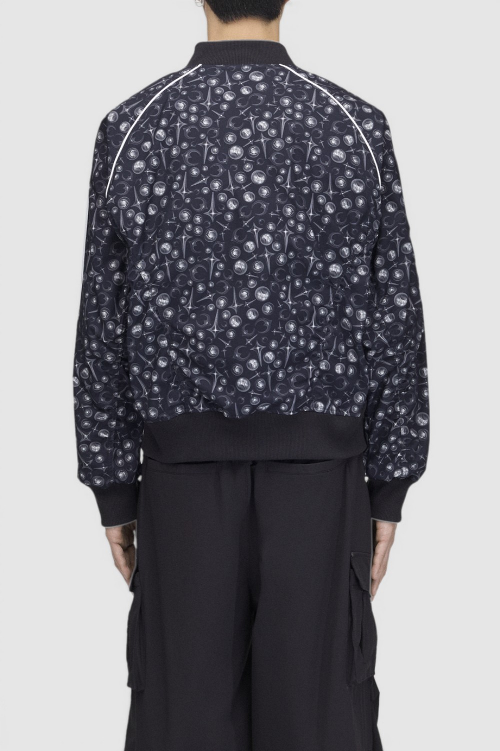 תמונת דוגמן אחורית של ז'קט טראק אדידס X ת'אג קלאב