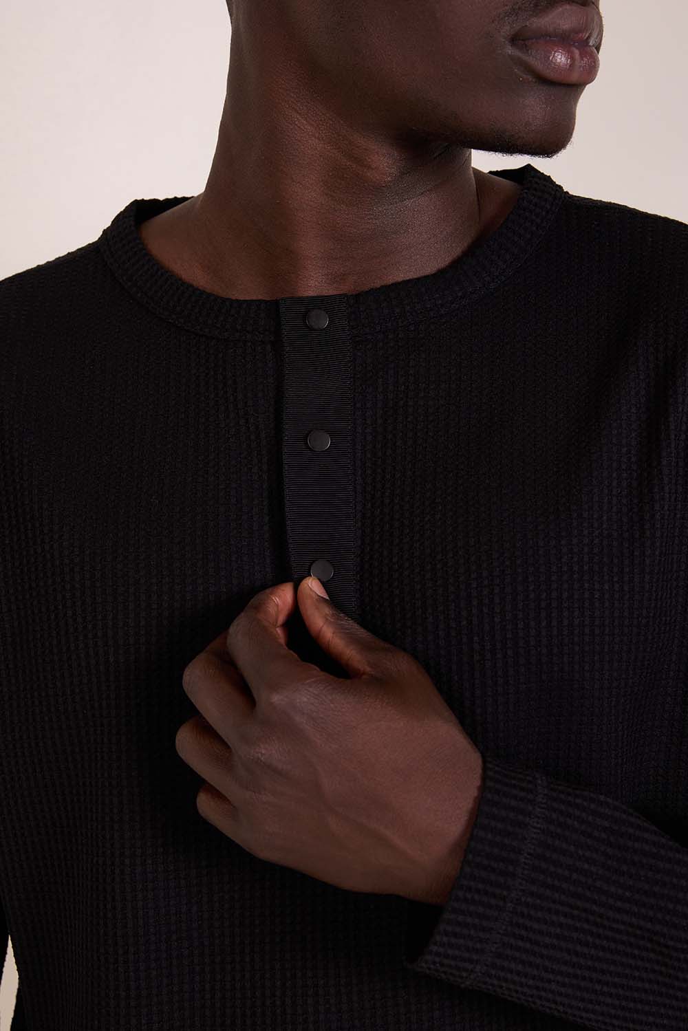 תמונת תקריב דוגמן של חולצת טי שרוול ארוך