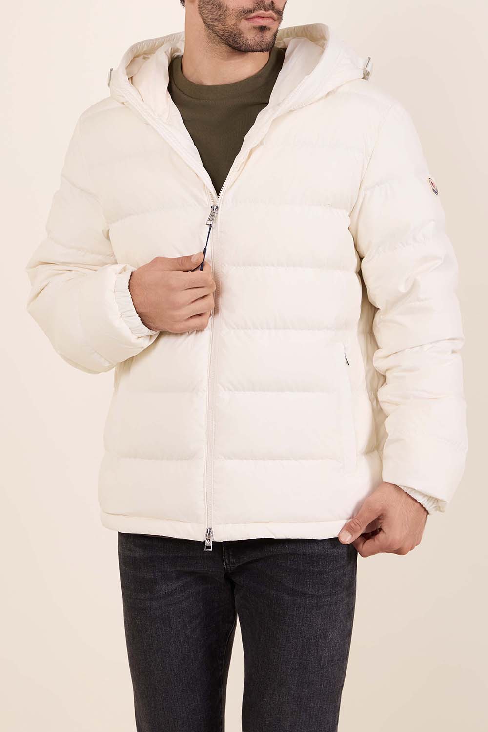 תמונת דוגמן קידמית של מעיל פוך קצר