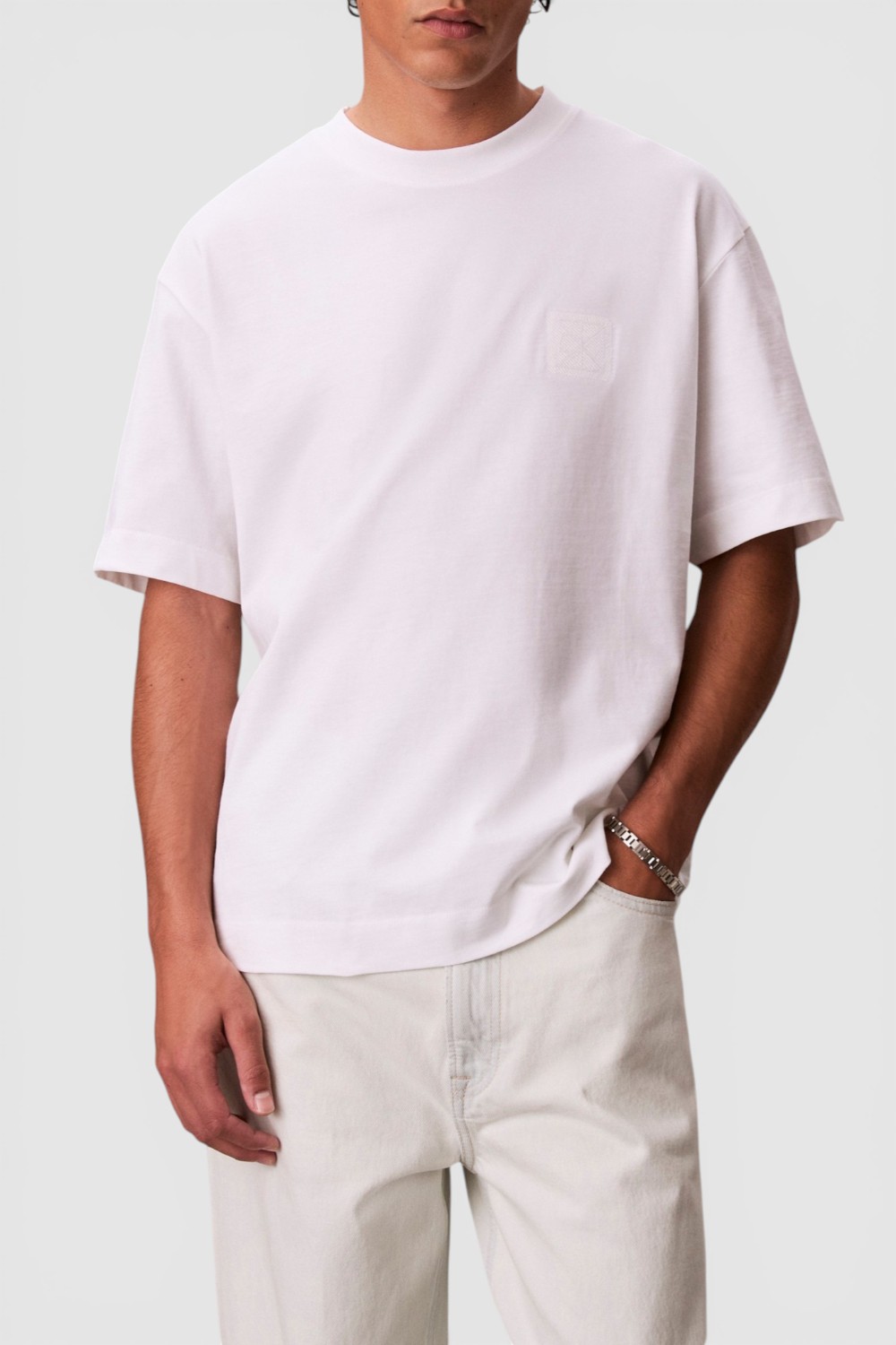 תמונת דוגמן קידמית של חולצת טי בגזרה משוחררת