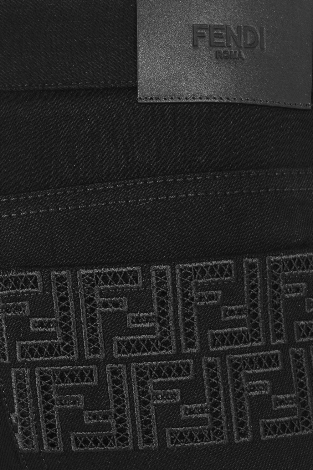 תמונה אחורית של מכנסי ג'ינס שחורים בגזרת סלים