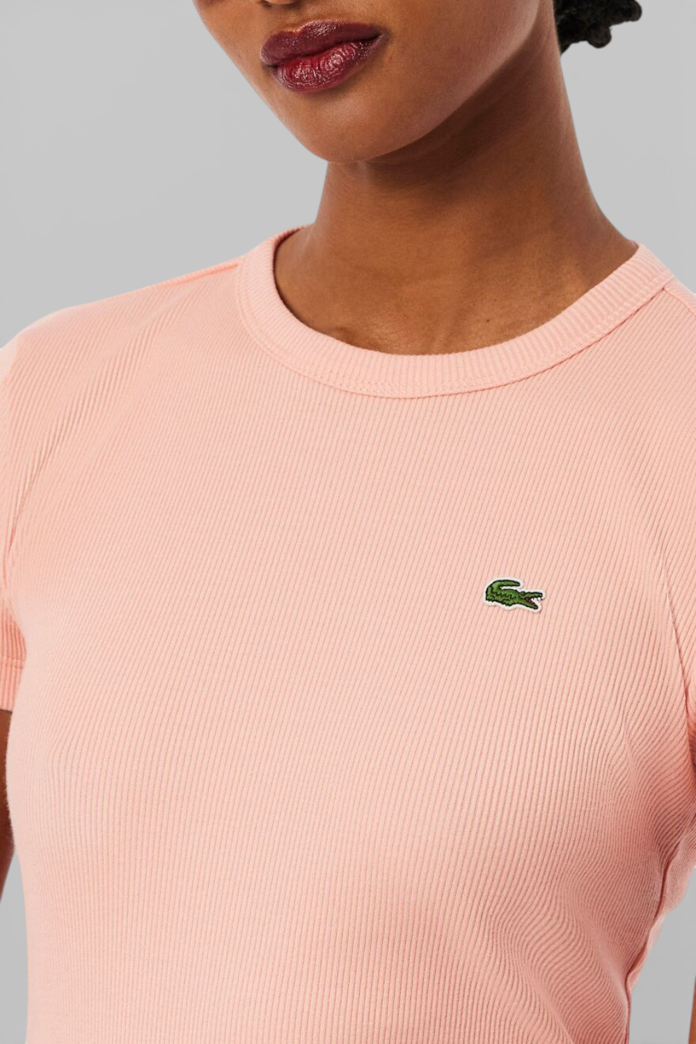 תמונת תקריב דוגמן של חולצת טי