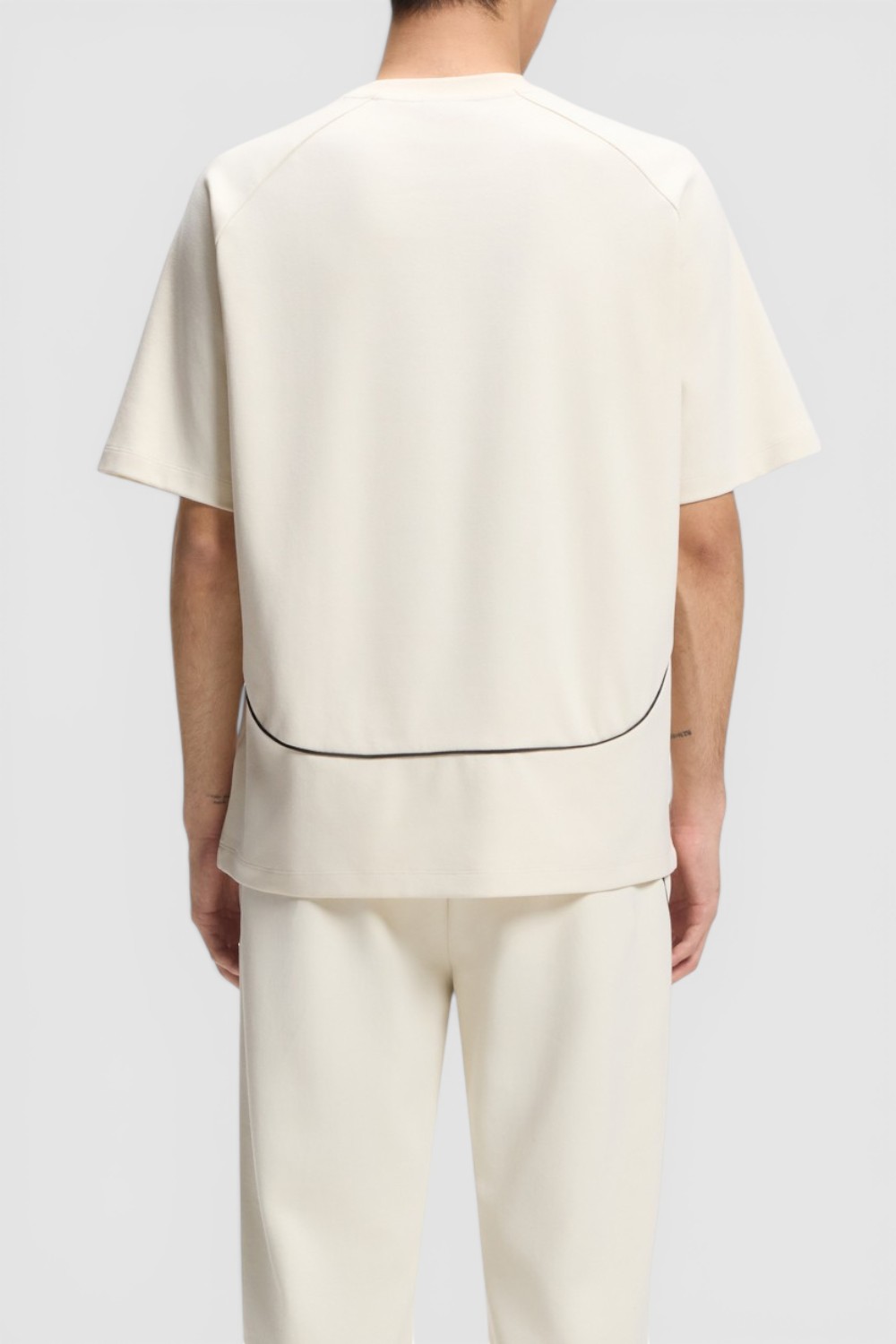 תמונת דוגמן אחורית של חולצת טי הוגו X רדבול