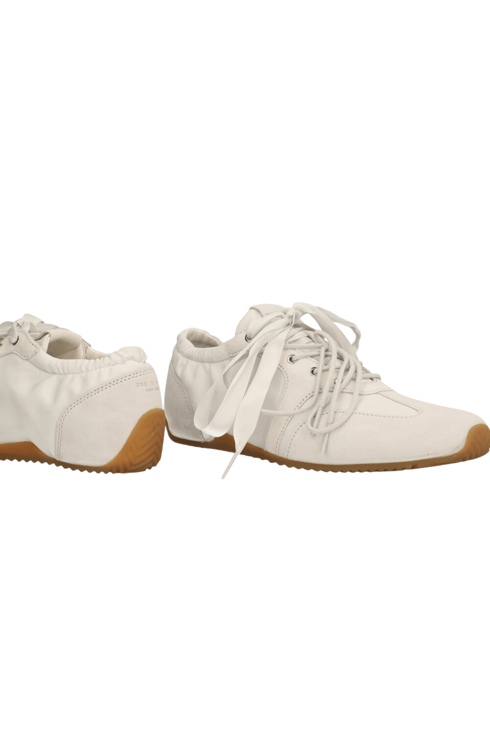 תמונת תקריב של נעלי סניקרס