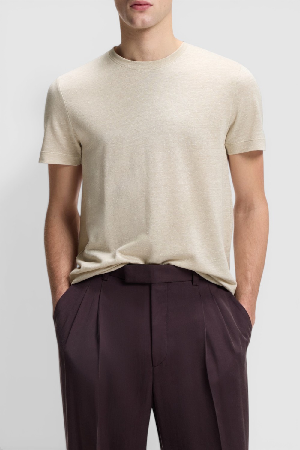 תמונת דוגמן קידמית של חולצת טי בגזרה ישרה