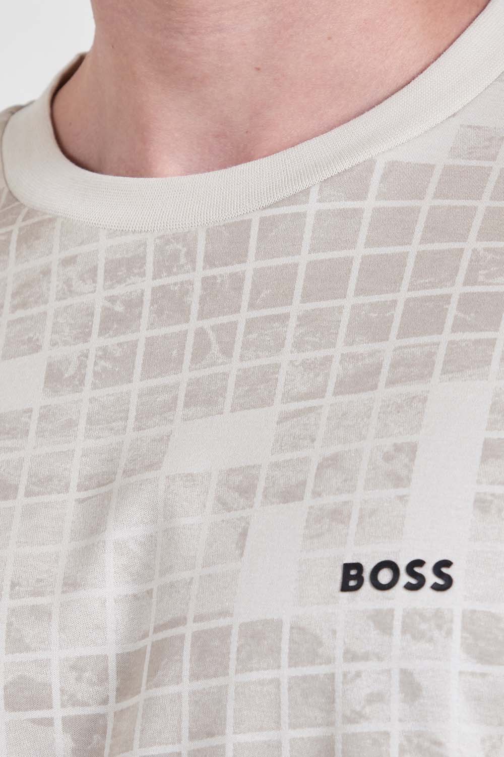 תמונת תקריב דוגמן של חולצת טי בגזרה משוחררת