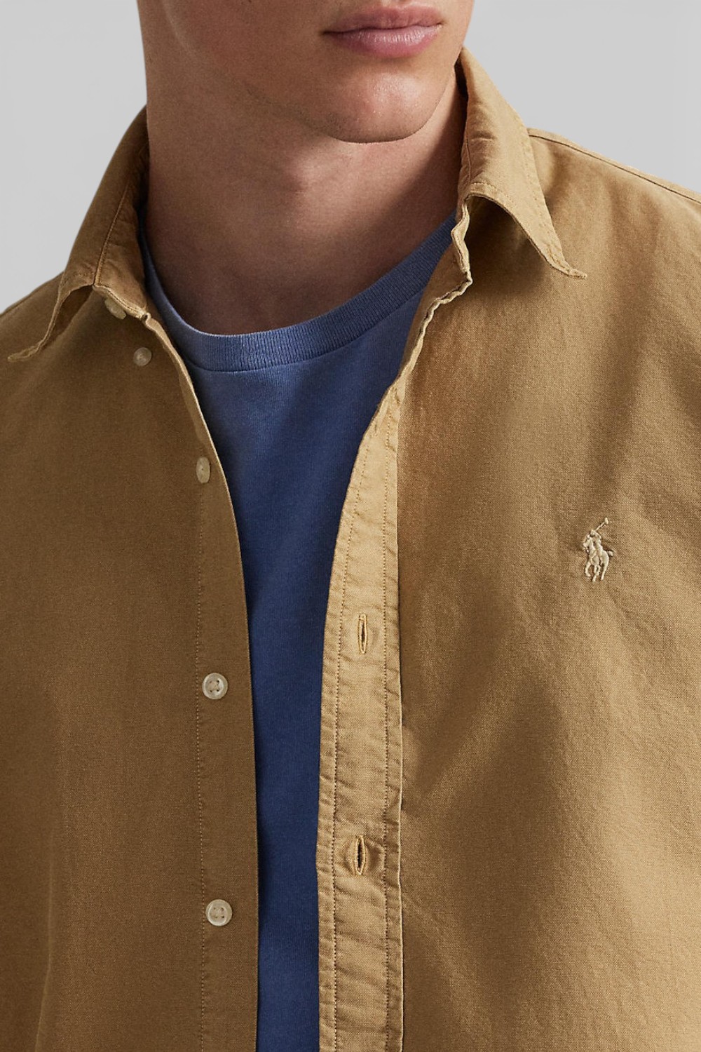 תמונת תקריב דוגמן של חולצה מכופתרת