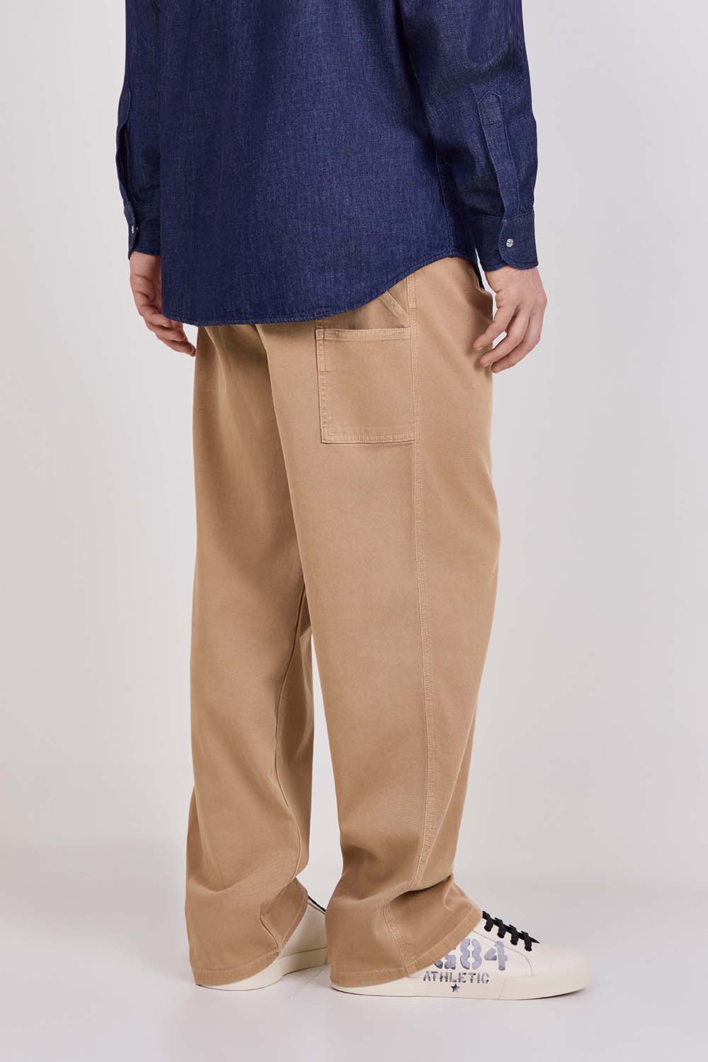 תמונת דוגמן אחורית של חולצת ג'ינס מכופתרת