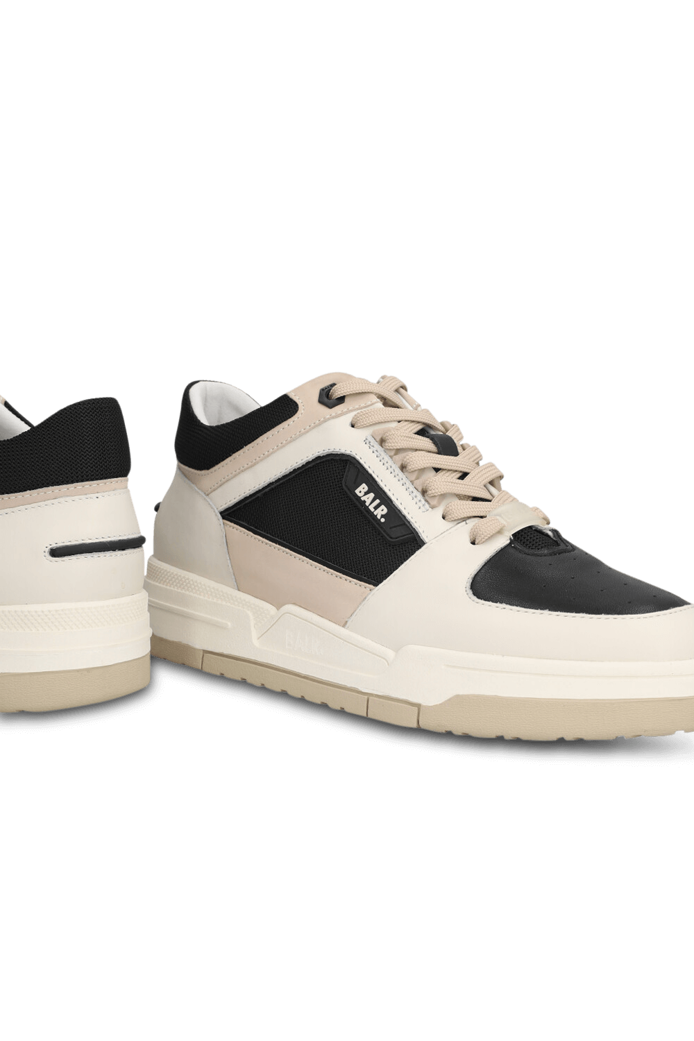 תמונת תקריב של נעלי סניקרס