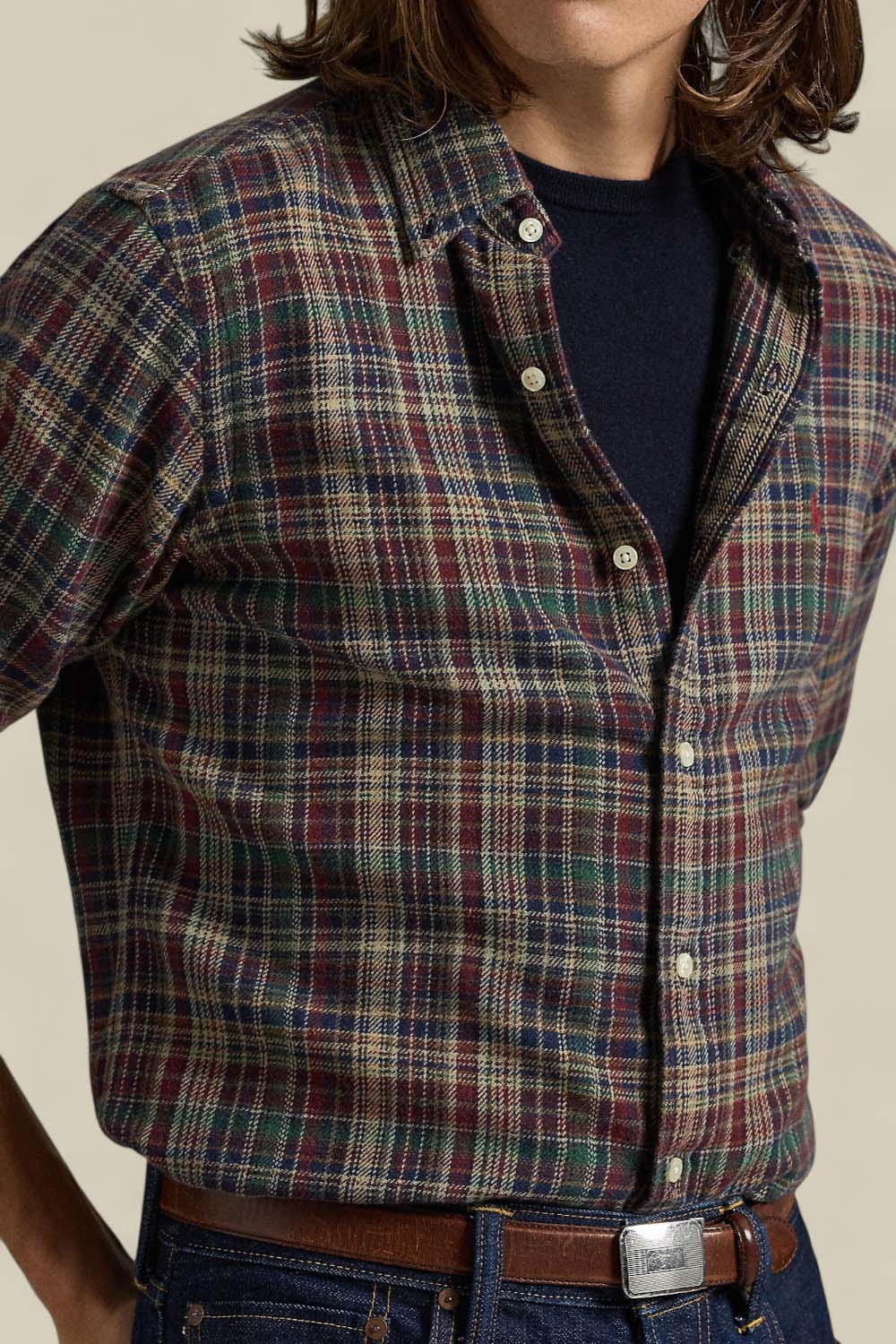 תמונת תקריב דוגמן של חולצת כפתורים מפלאנל