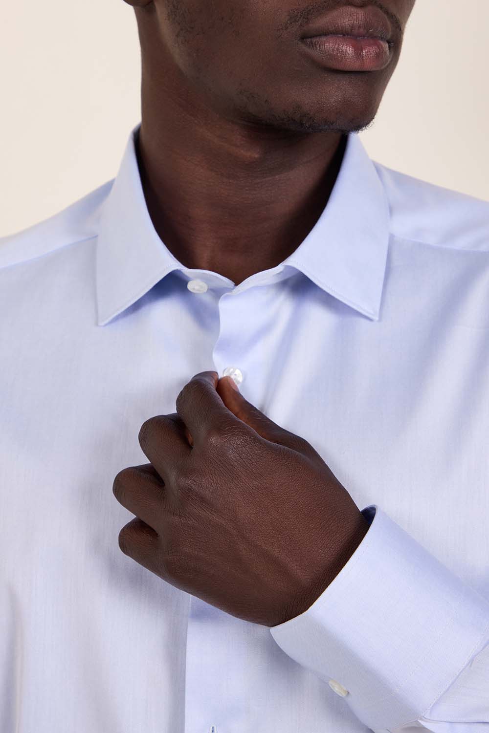 תמונת תקריב דוגמן של חולצת כפתורים סלים פיט