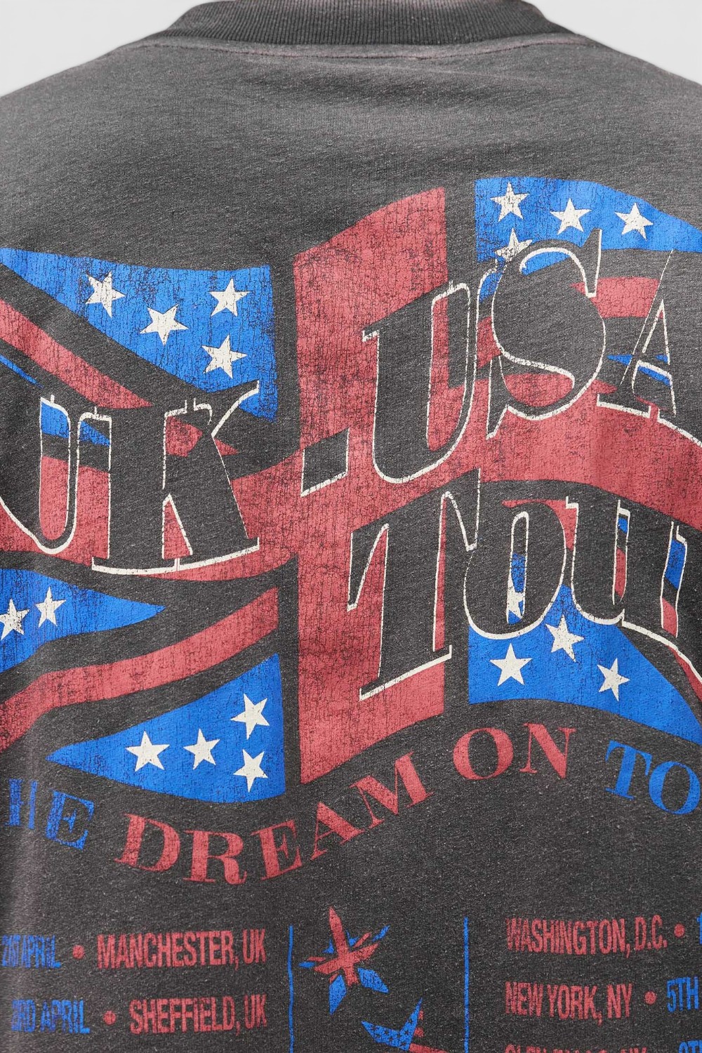 תמונת תקריב דוגמן של חולצת טי אוברסייז