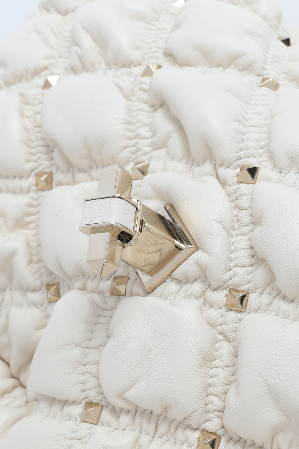 תמונת תקריב של Medium Spikeme Leather Shoulder Bag in Light Ivory