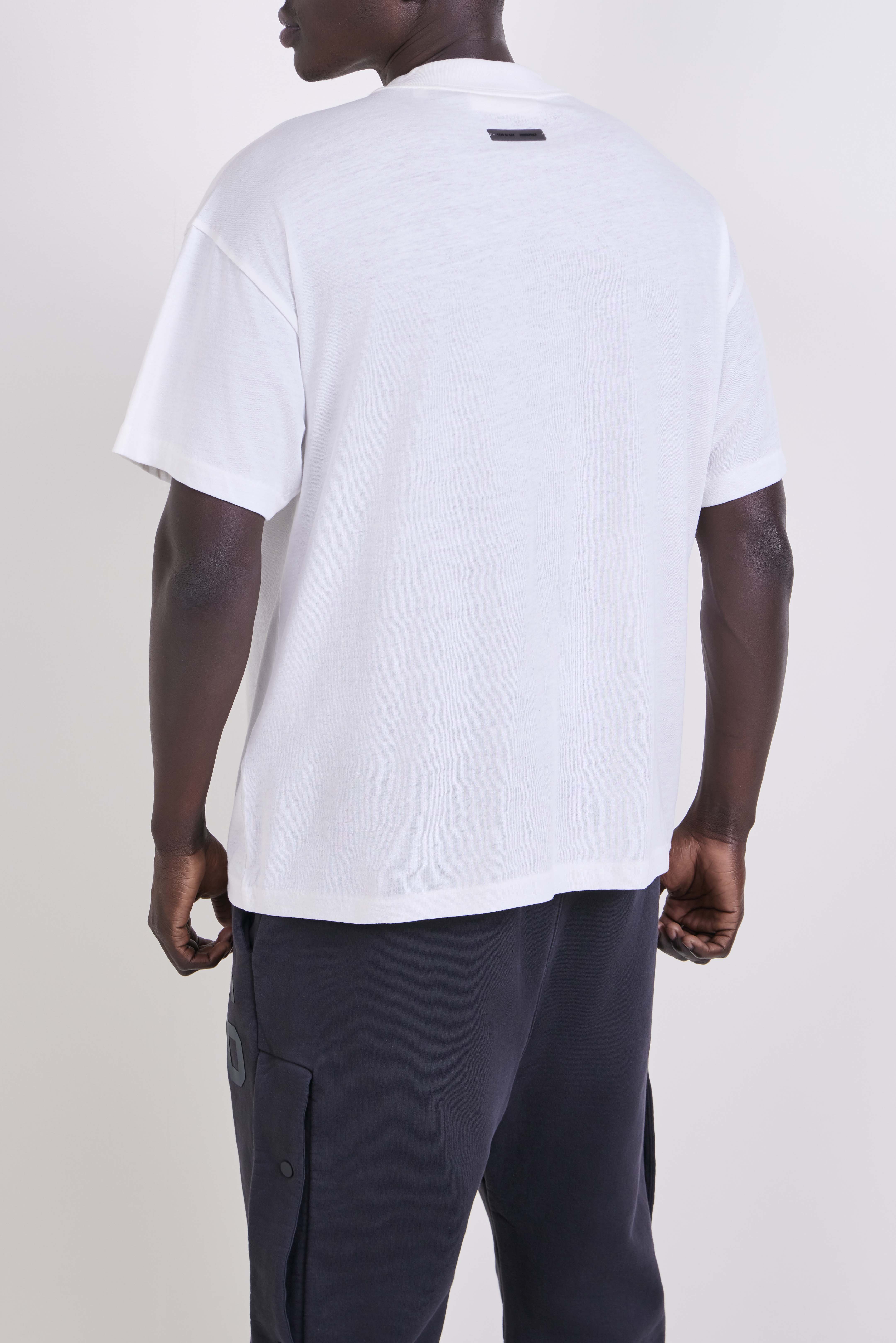 תמונת דוגמן אחורית של חולצת טי