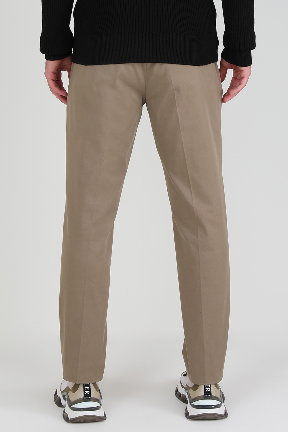 תמונת דוגמן אחורית של מכנסי טיילורד מחויטים