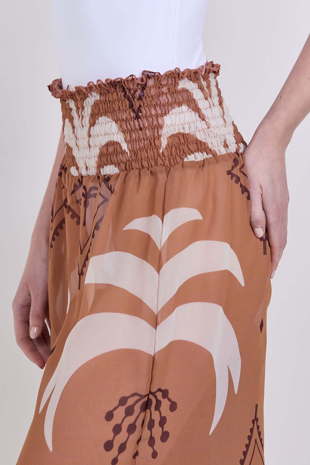 תמונת תקריב דוגמן של מכנסיים רחבים