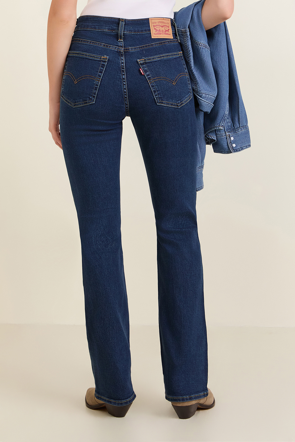 תמונת דוגמן אחורית של מכנסי ג'ינס סלים ישרים