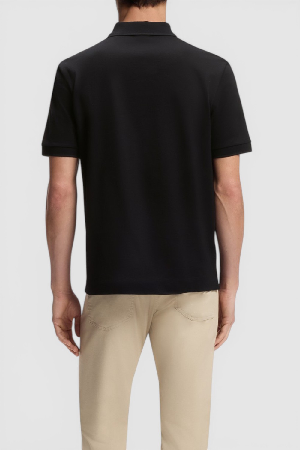 תמונת דוגמן אחורית של חולצת פולו בגזרה ישרה