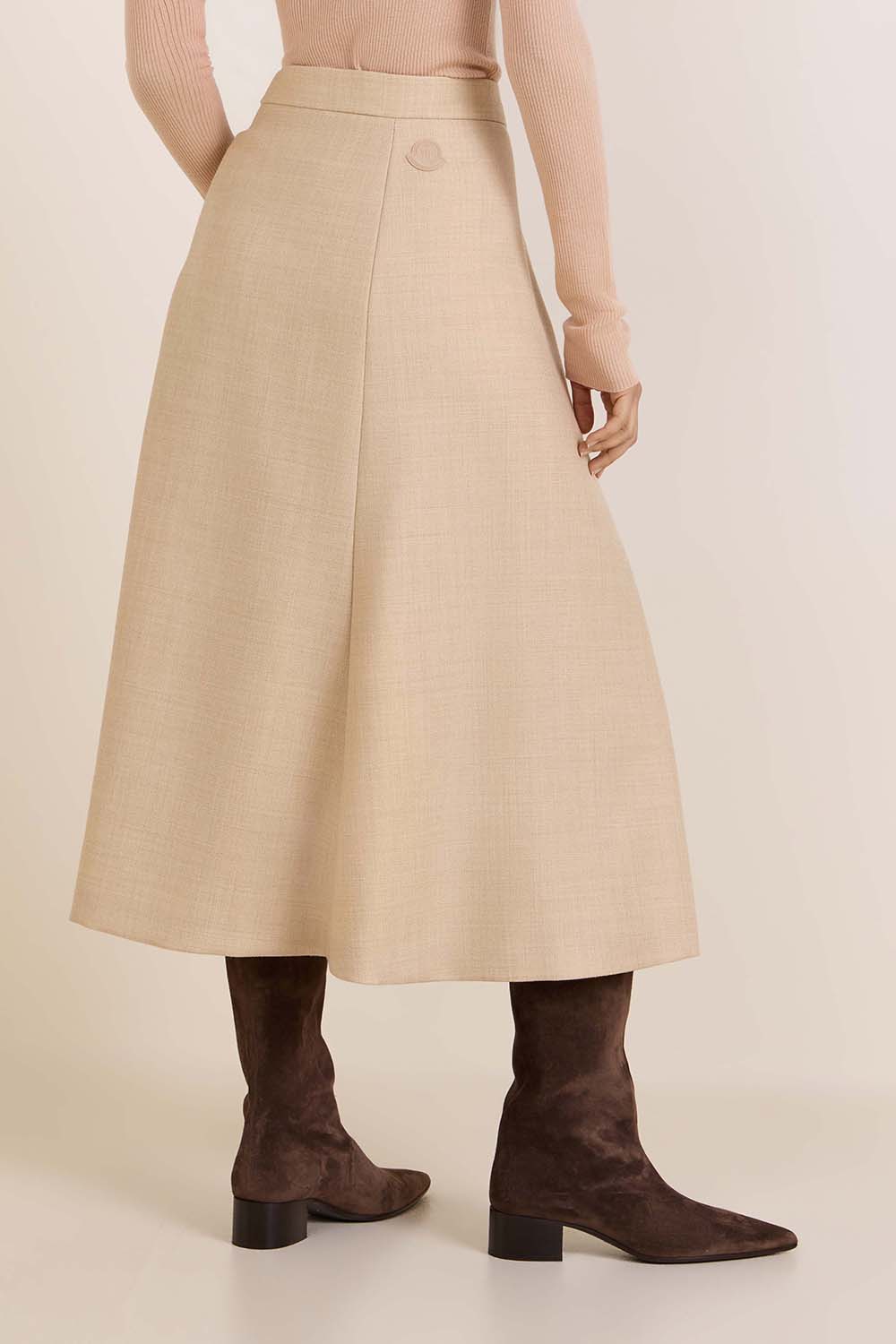 תמונת דוגמן אחורית של חצאית מקסי