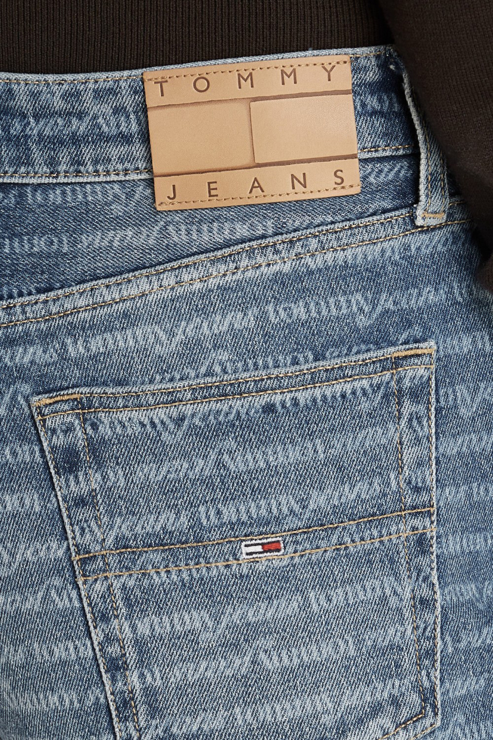 תמונת תקריב דוגמן של מכנסי ג'ינס בגזרה רחבה