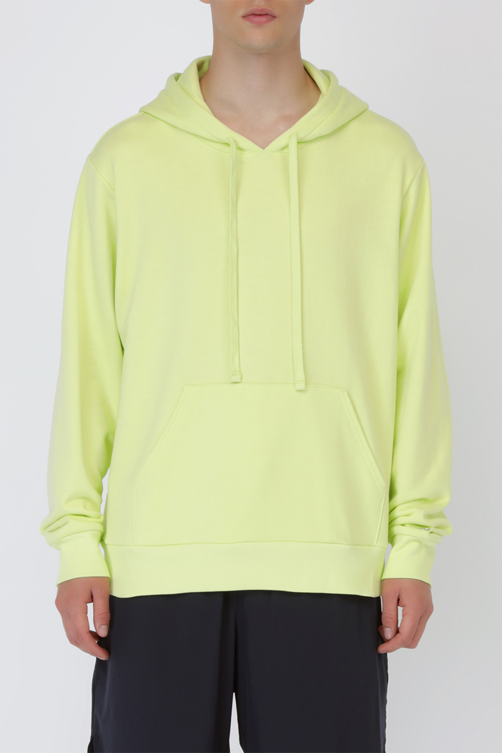 תמונת דוגמן קידמית של סווטשירט קפוצ'ון עם לוגו