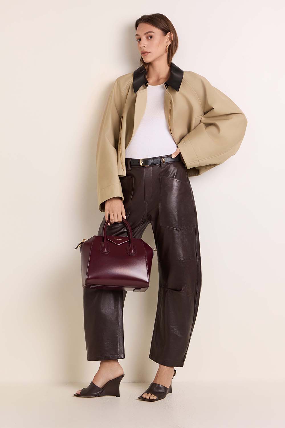 תמונת דוגמן קידמית של חגורת עור