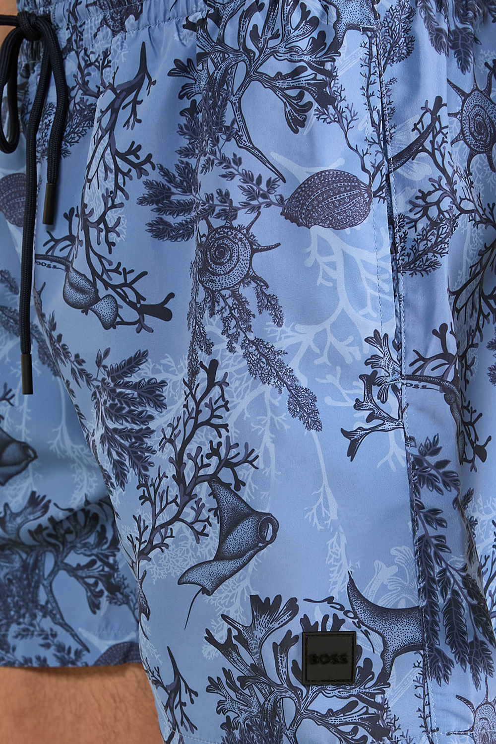 תמונת תקריב דוגמן של מכנסי בגד ים