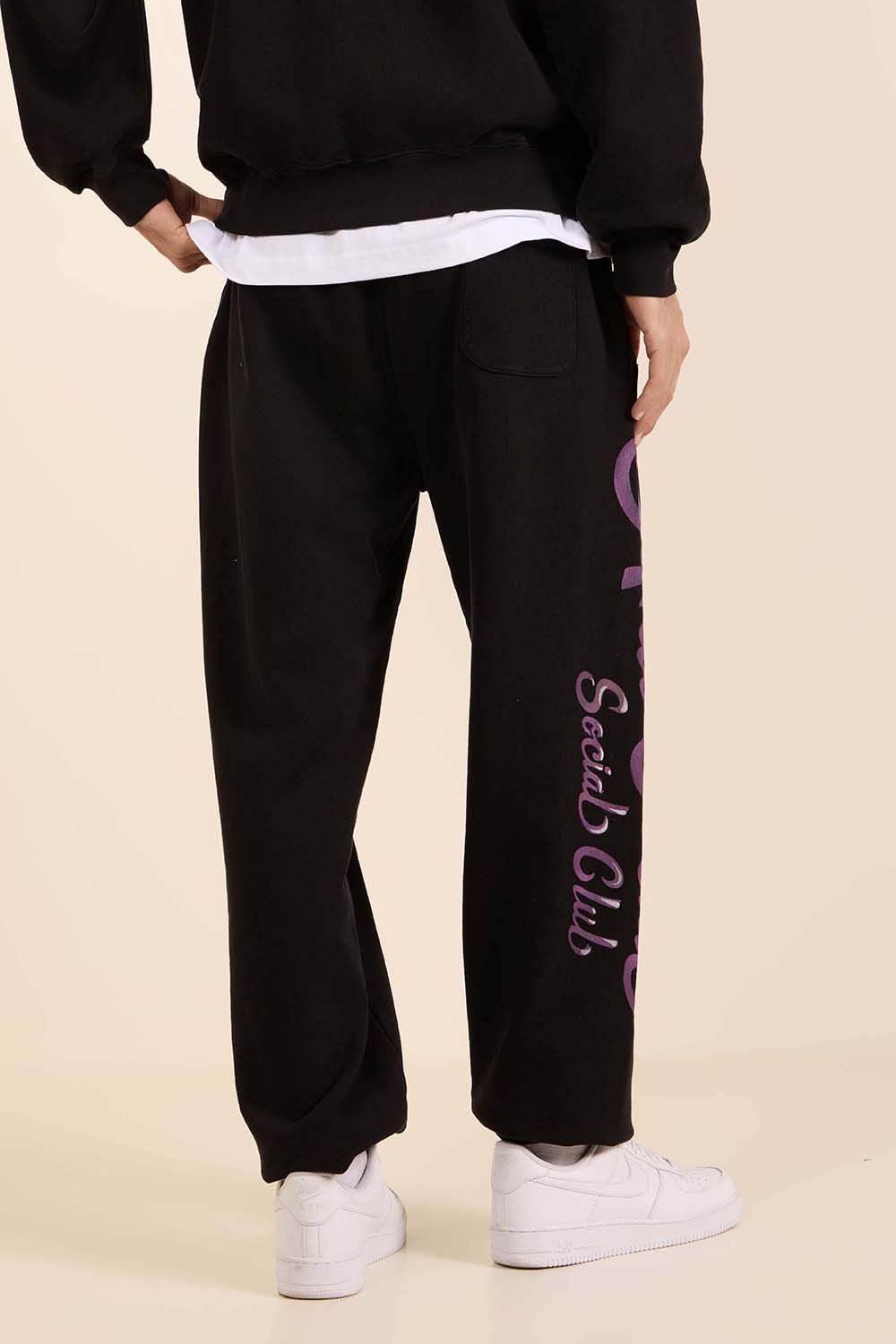 תמונת דוגמן אחורית של מכנסי ג'וגר