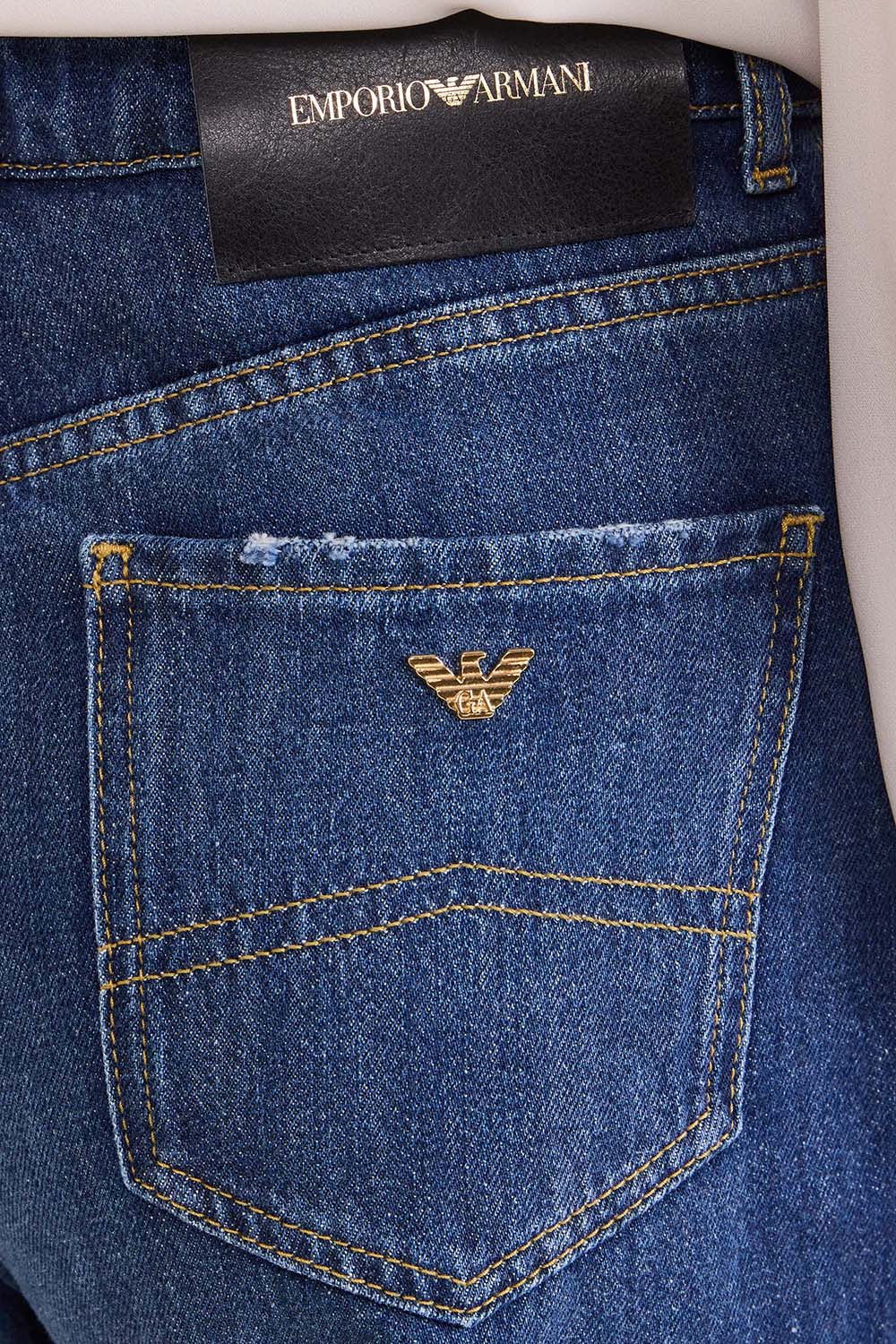 תמונת תקריב דוגמן של מכנסי ג'ינס ישרים