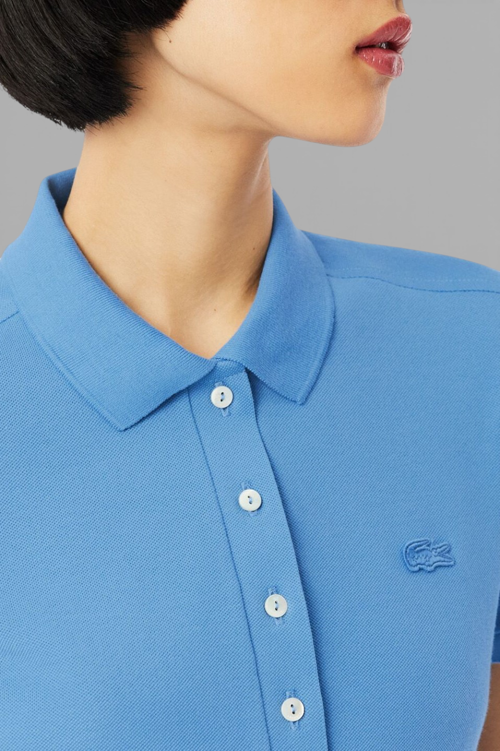 תמונת תקריב דוגמן של חולצת פולו