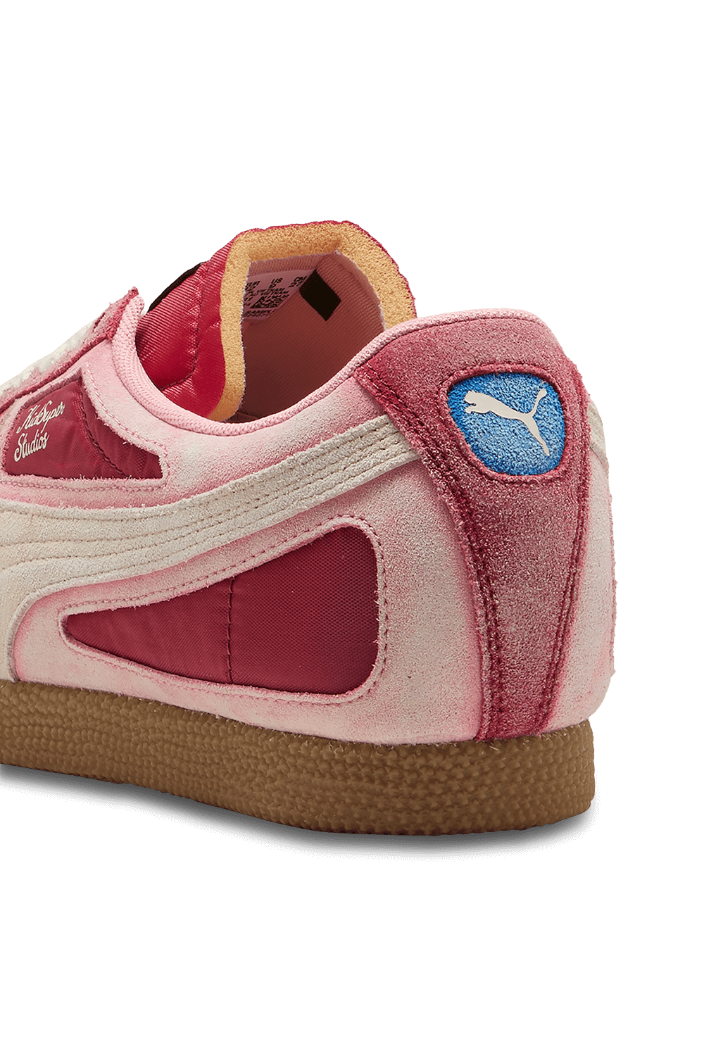 תמונת תקריב של קידסופר X פומה נעלי סניקרס