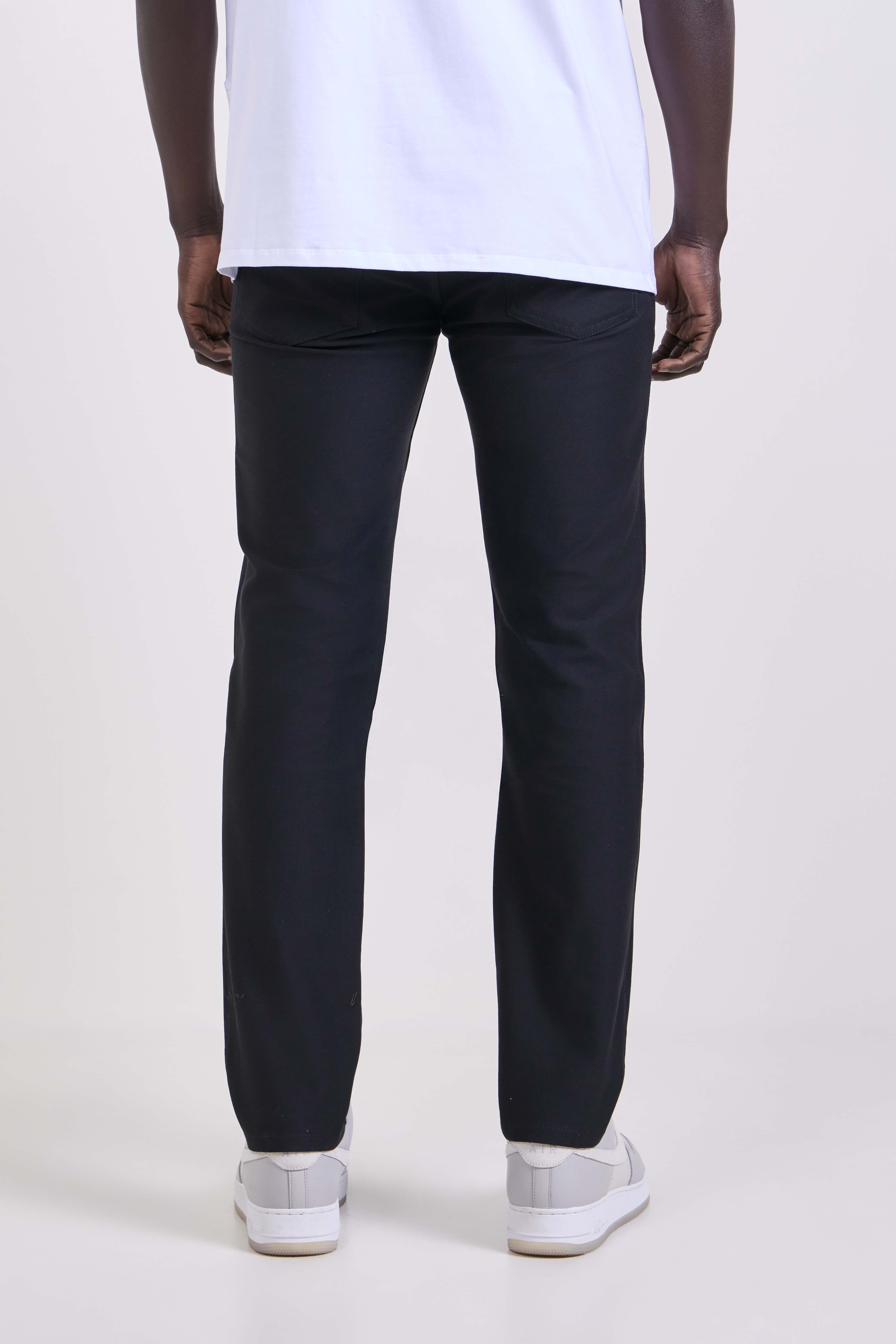 תמונת דוגמן אחורית של EasyFive Slim-Straight Pant 32L