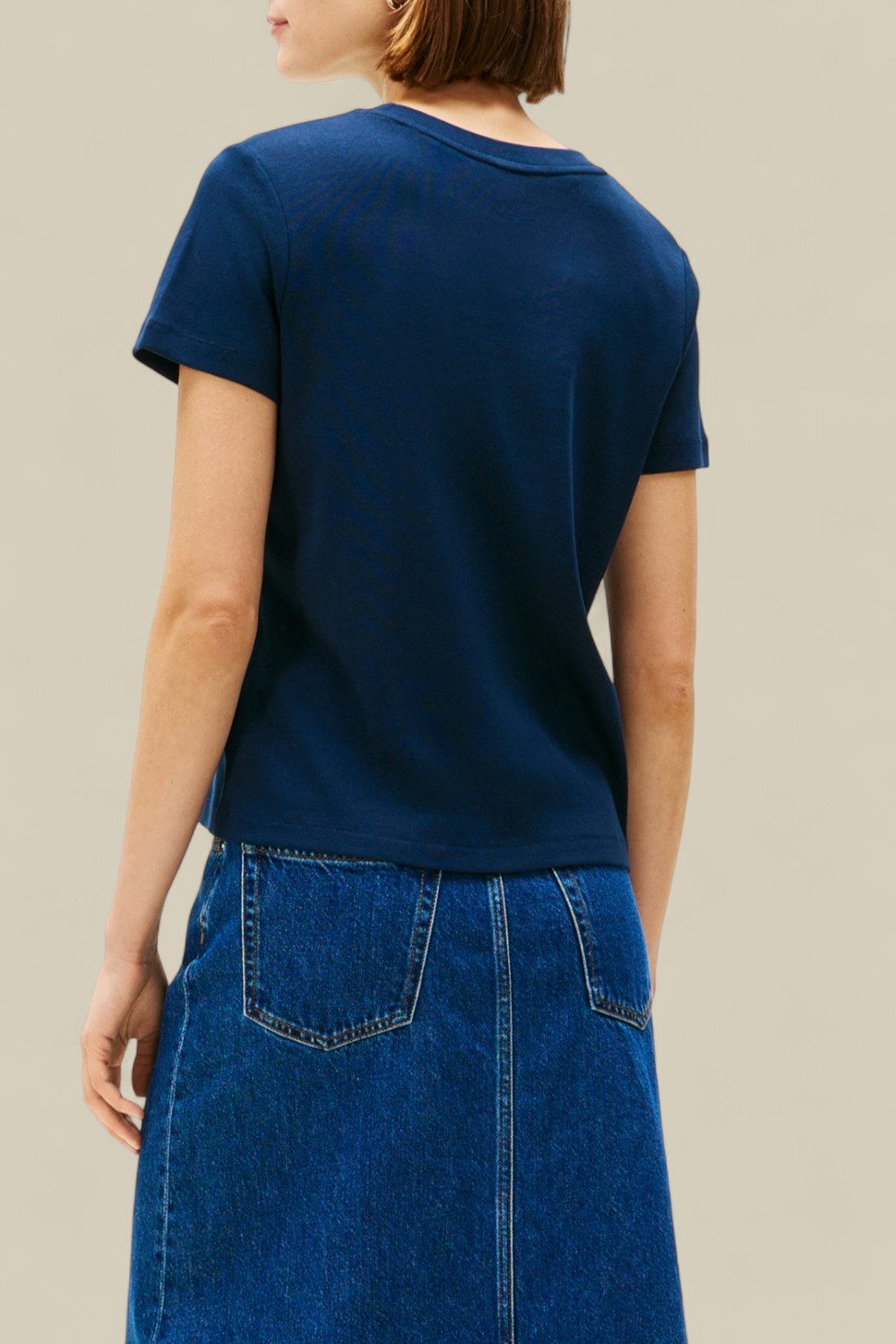 תמונת דוגמן אחורית של חולצת טי