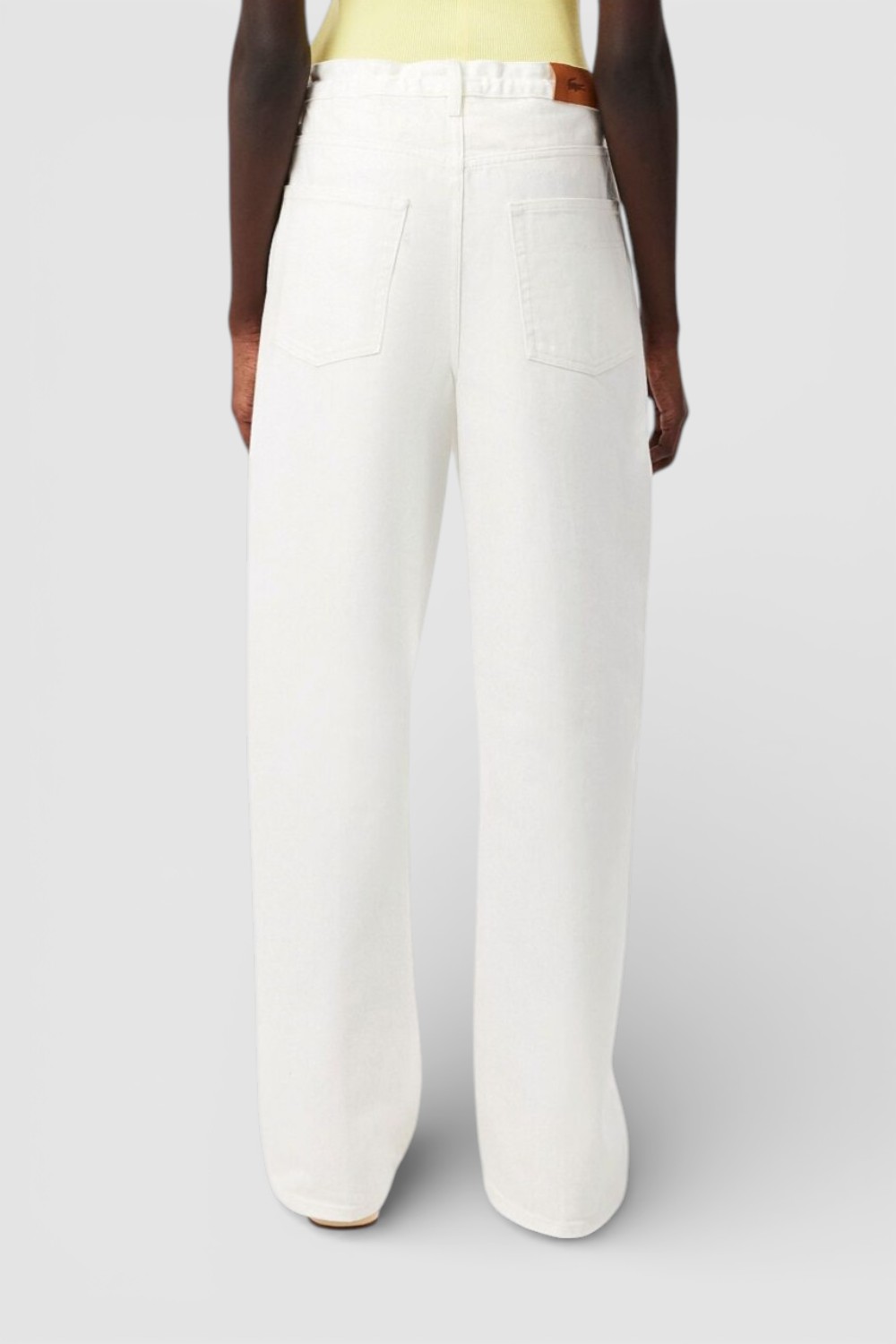 תמונת דוגמן אחורית של מכנסי ג'ינס בגזרה משוחררת