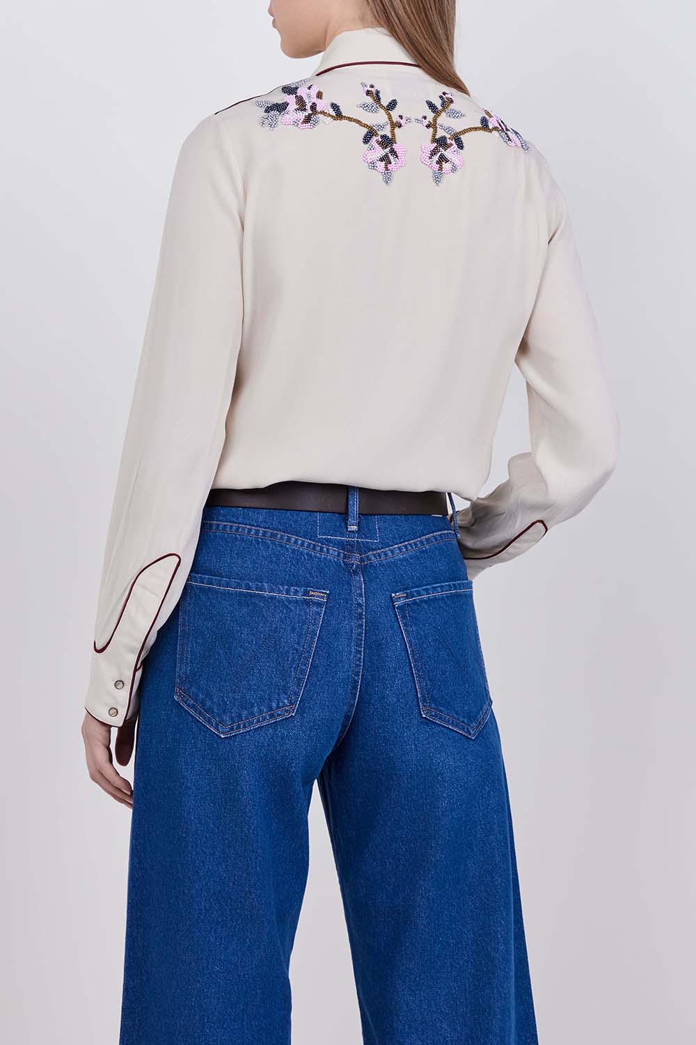 תמונת דוגמן אחורית של חולצת כפתורים ארוכה