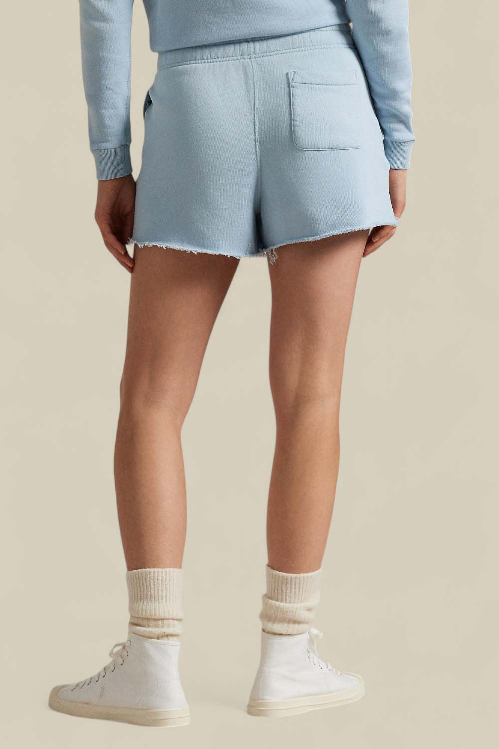 תמונת דוגמן אחורית של מכנסי ג'וג קצרים