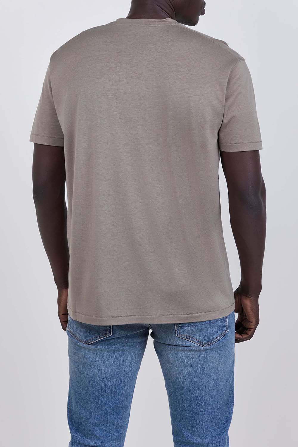 תמונת דוגמן אחורית של חולצת טי